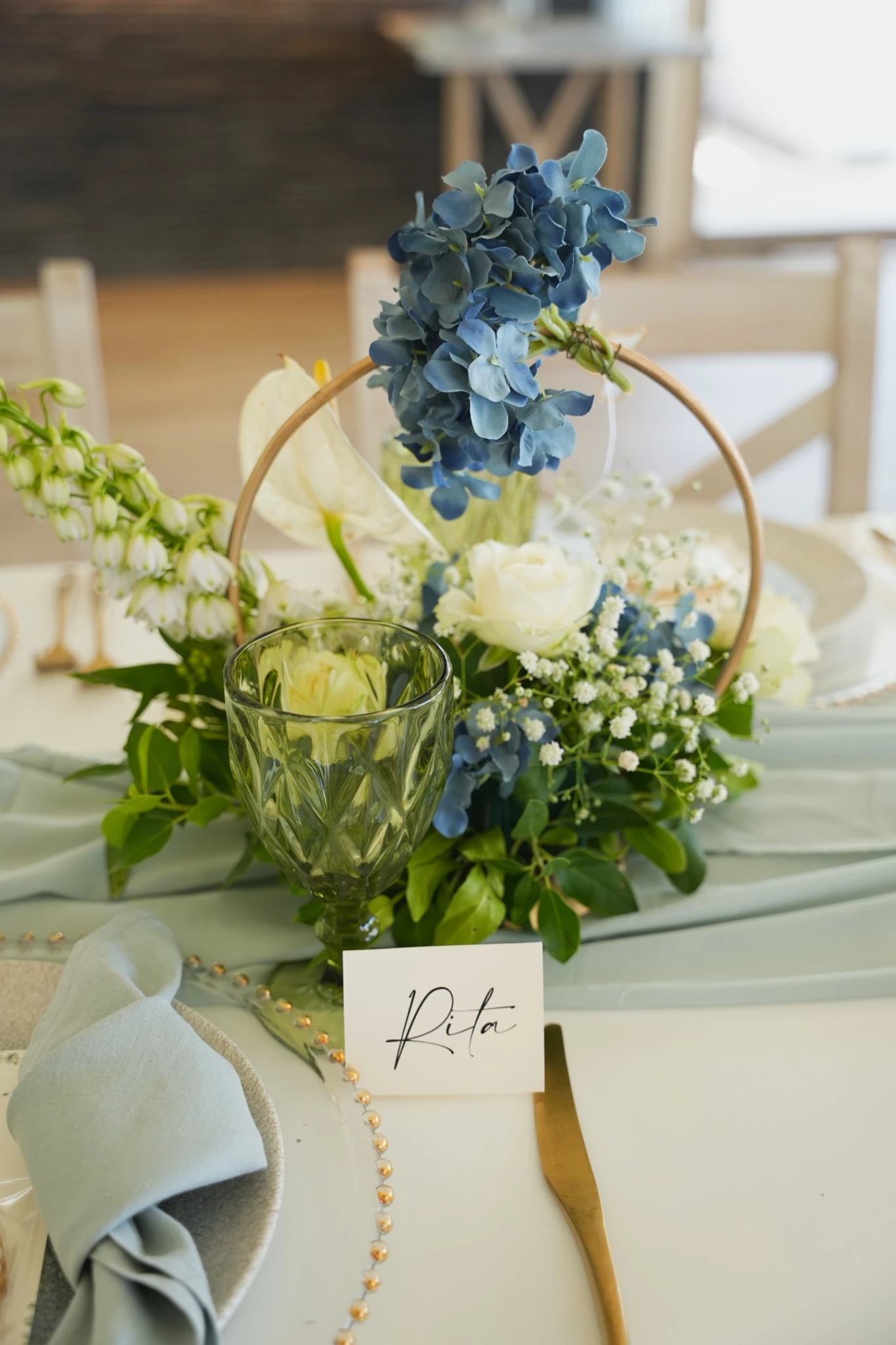Centre de table fleuri bleu et ivoire avec marque-place individuel