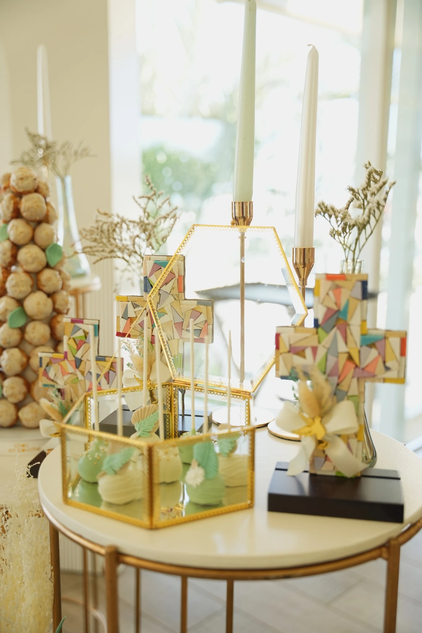 Buffet de desserts du baptême avec des croix décoratives faites à la main