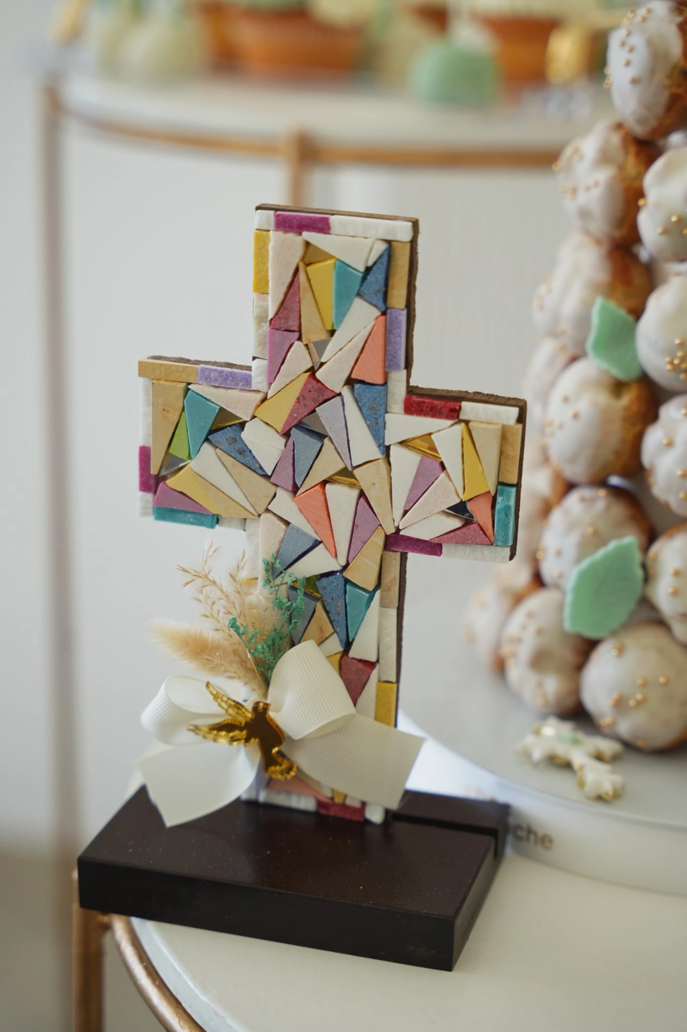 Croix de baptême en mosaïque colorée et douceurs décoratives