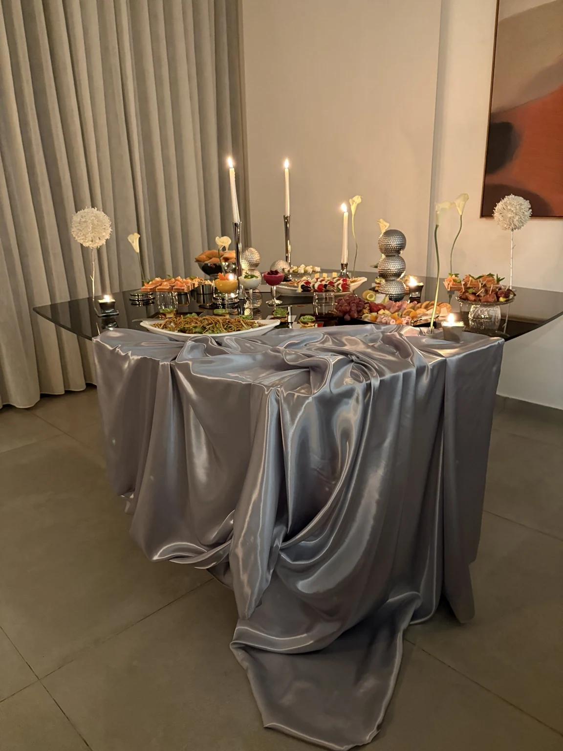 Buffet métallique avec drapés argentés sculpturaux et scénographie