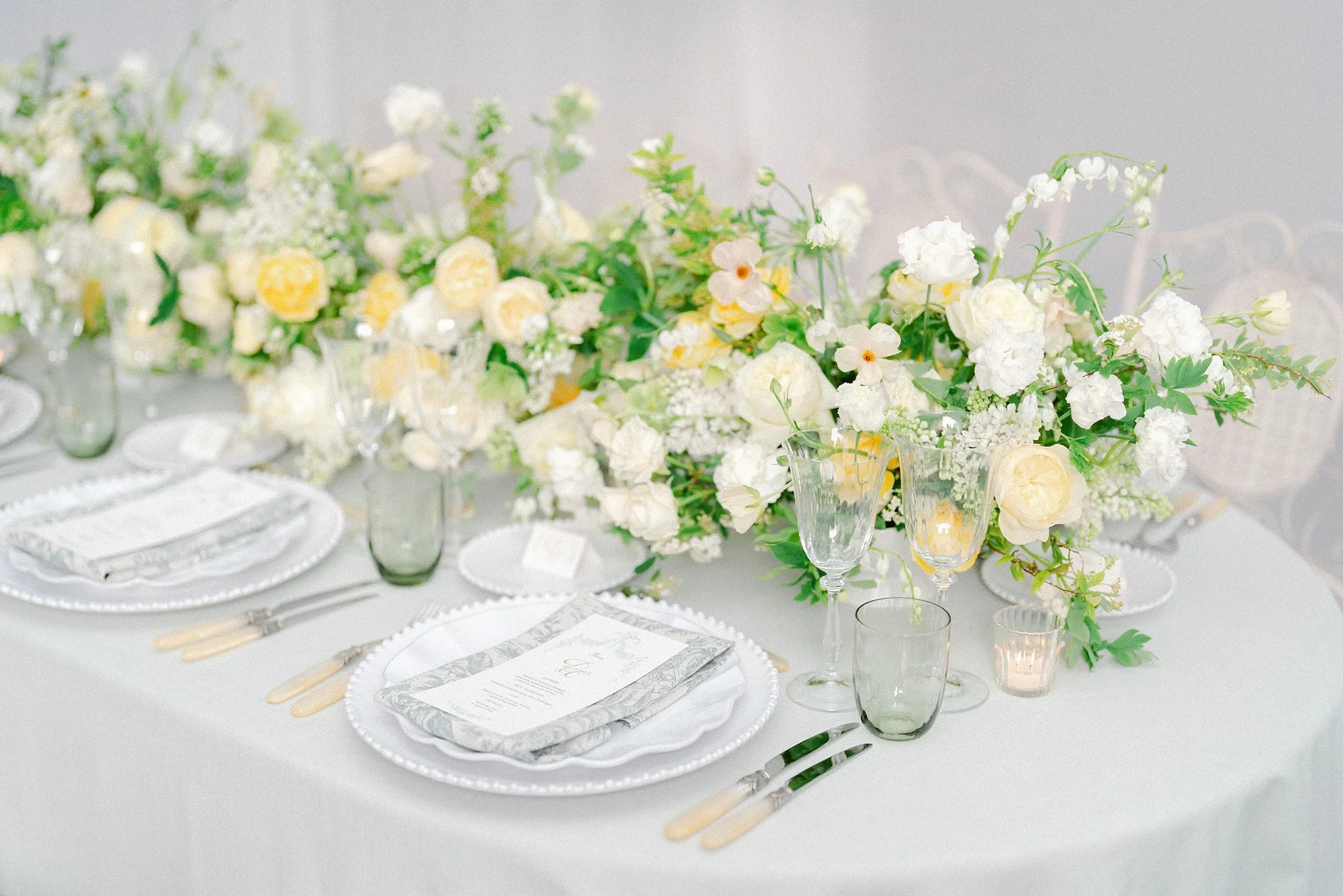 Scénographie florale et art de la table d’un déjeuner de mariage printanier